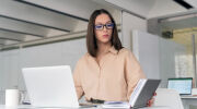 Praca biurowa - Jak sprawnie zorganizować swoje miejsce pracy?